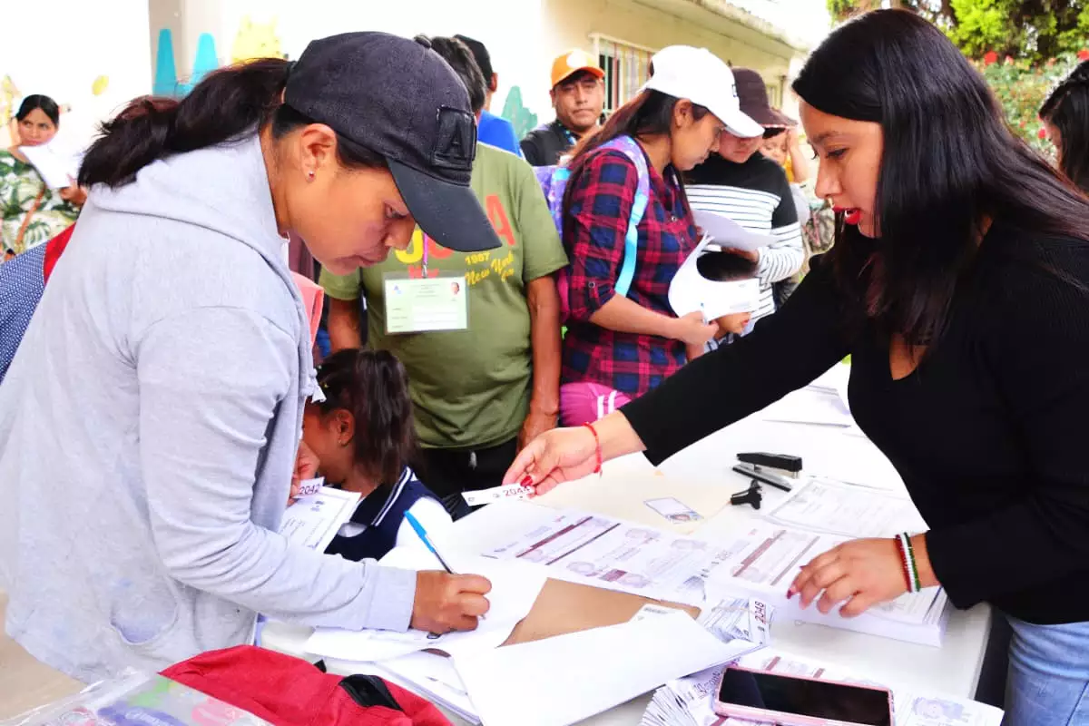 Continua el programa Amoxtli entregando mochilas y kits escolares en San Pedro Cholula 4