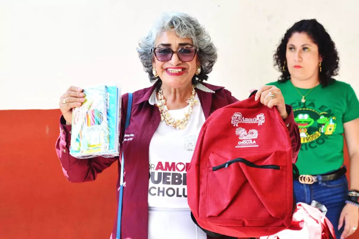 Continua el programa Amoxtli entregando mochilas y kits escolares en San Pedro Cholula 5