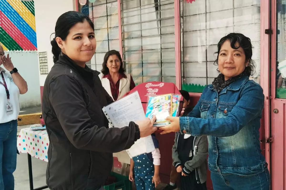 Continua el programa Amoxtli entregando mochilas y kits escolares en San Pedro Cholula 6