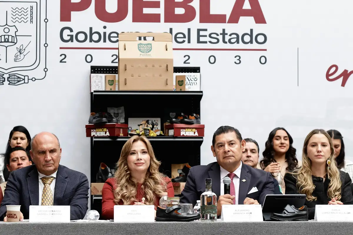 ¿Cuál es el costo de cada par de zapatos que entregó el gobierno de Puebla? 3 Cuál es el costo de cada par de zapatos que entregó el gobierno de Puebla