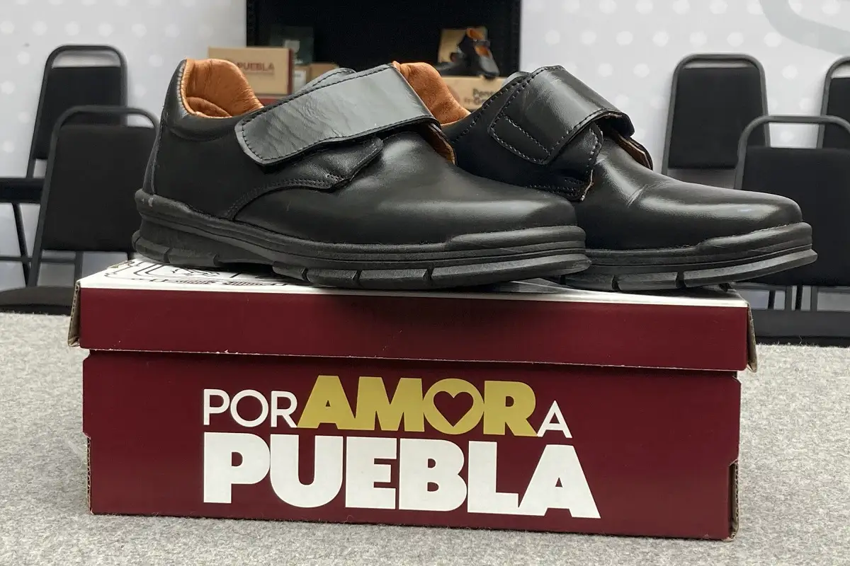 ¿Cuál es el costo de cada par de zapatos que entregó el gobierno de Puebla? 2 Cuál es el costo de cada par de zapatos que entregó el gobierno de Puebla