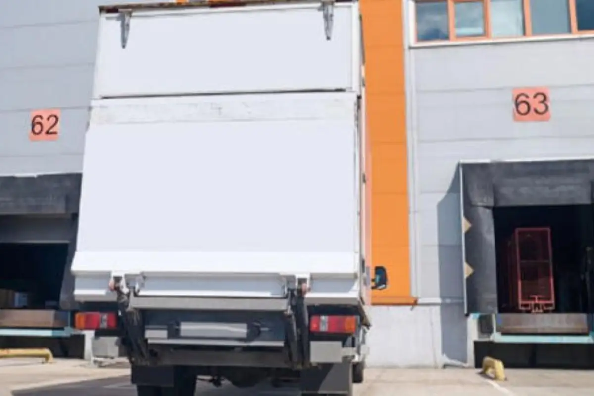 Detienen a conductor de tráiler que llevaba a dos menores dentro de un refrigerador