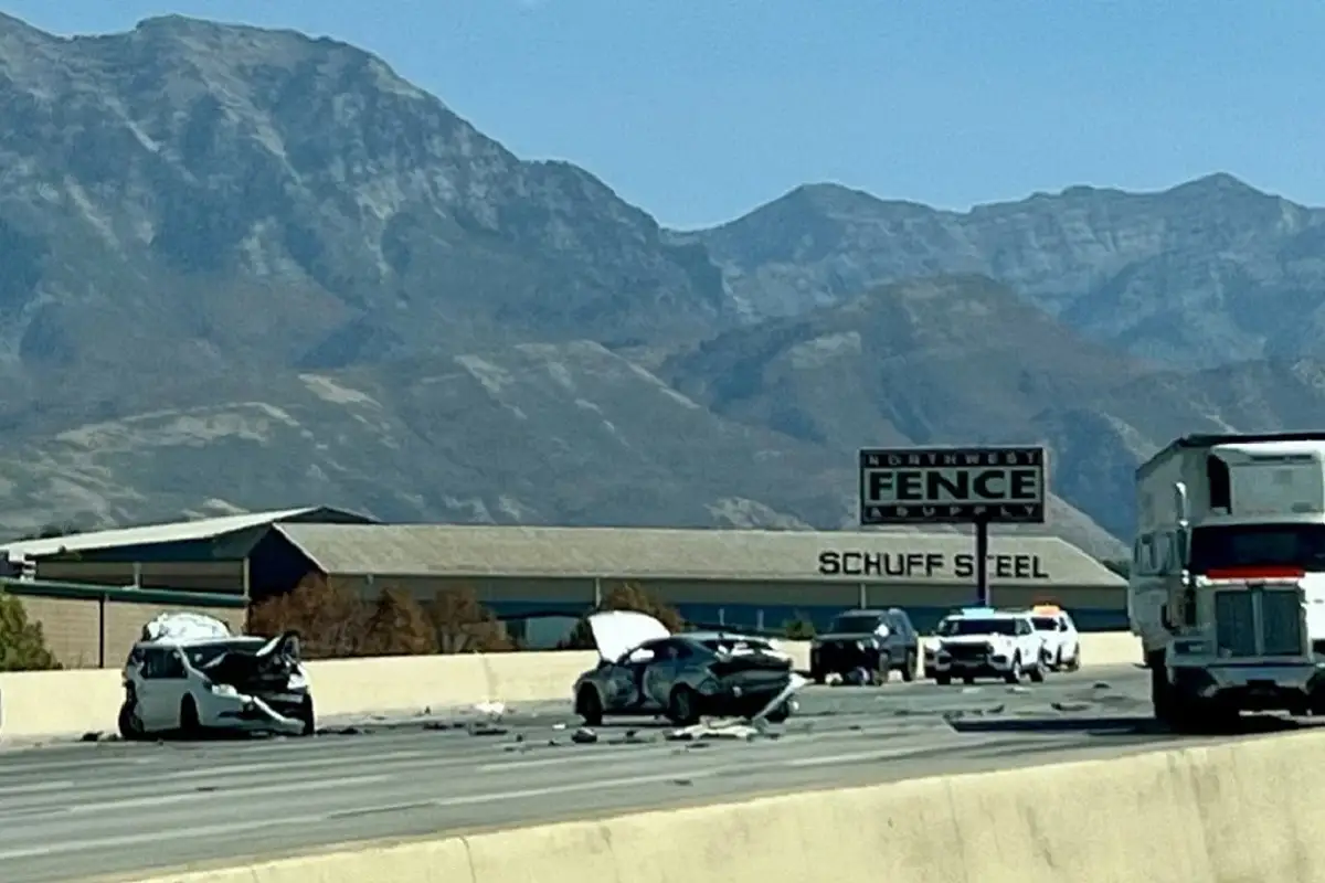 Detienen a conductor de tráiler que llevaba a dos menores dentro de un refrigerador