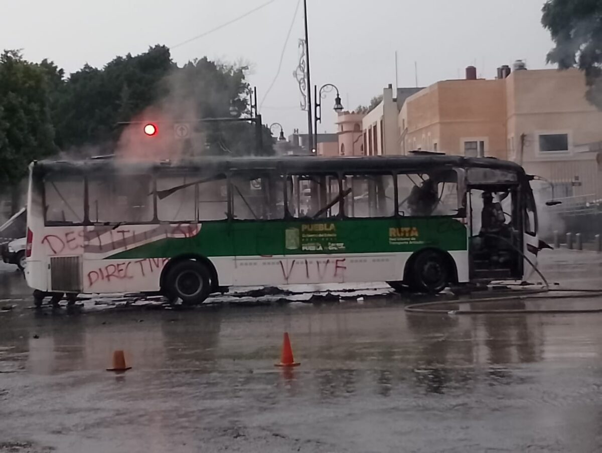 Tras revisión, liberan los 3 autobuses de normalistas de Teteles