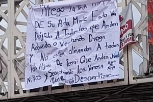 Hallan manta con mensaje amenazador en puente de Chachapa en Amozoc