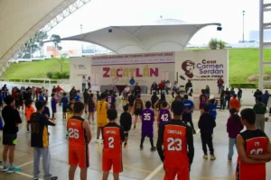 Horacio Llamas convive con niños y jóvenes de Zacatlán
