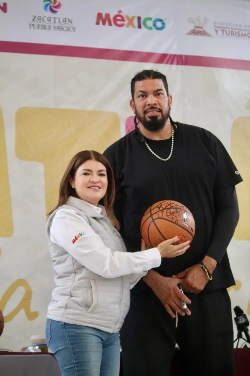 Horacio Llamas convive con niños y jóvenes de Zacatlán