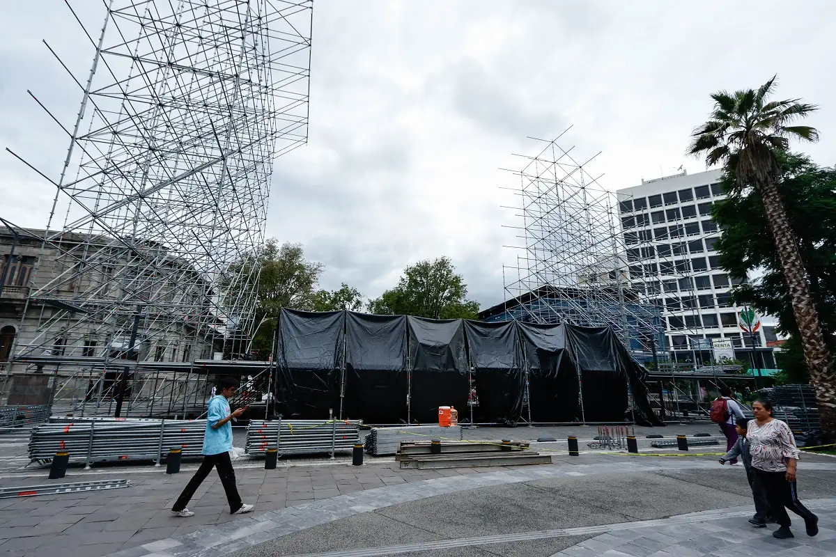 Inicia la colocación del escenario de Julión Álvarez en el Paseo Bravo