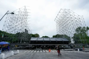 Inicia la colocación del escenario de Julión Álvarez en el Paseo Bravo