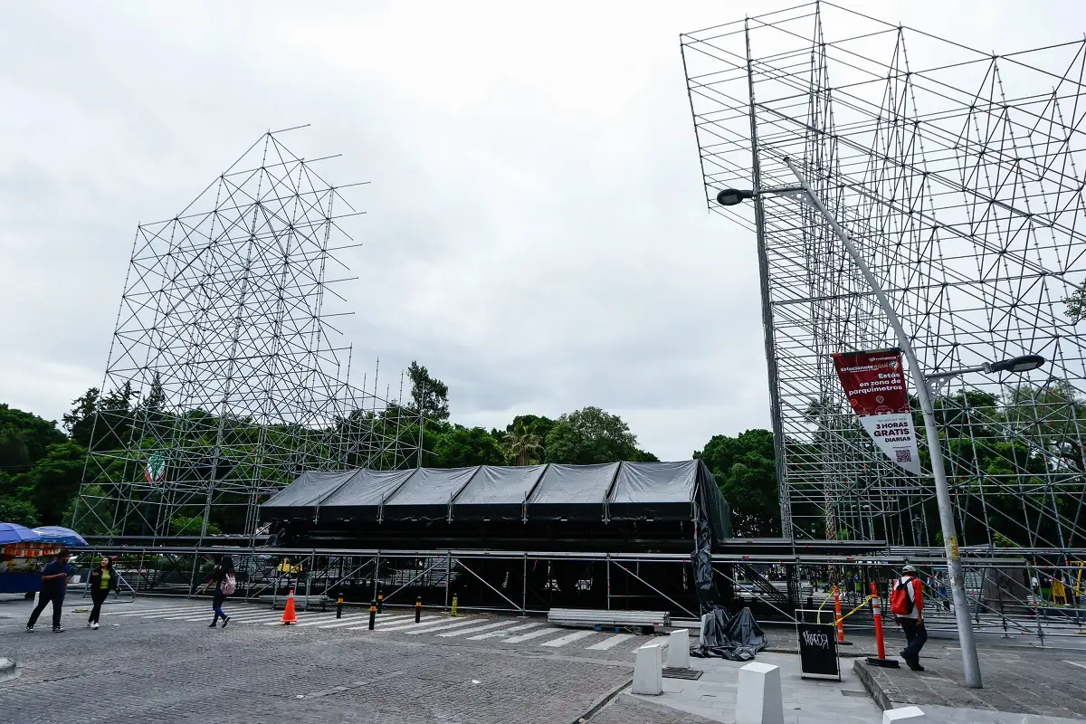Inicia la colocación del escenario de Julión Álvarez en el Paseo Bravo