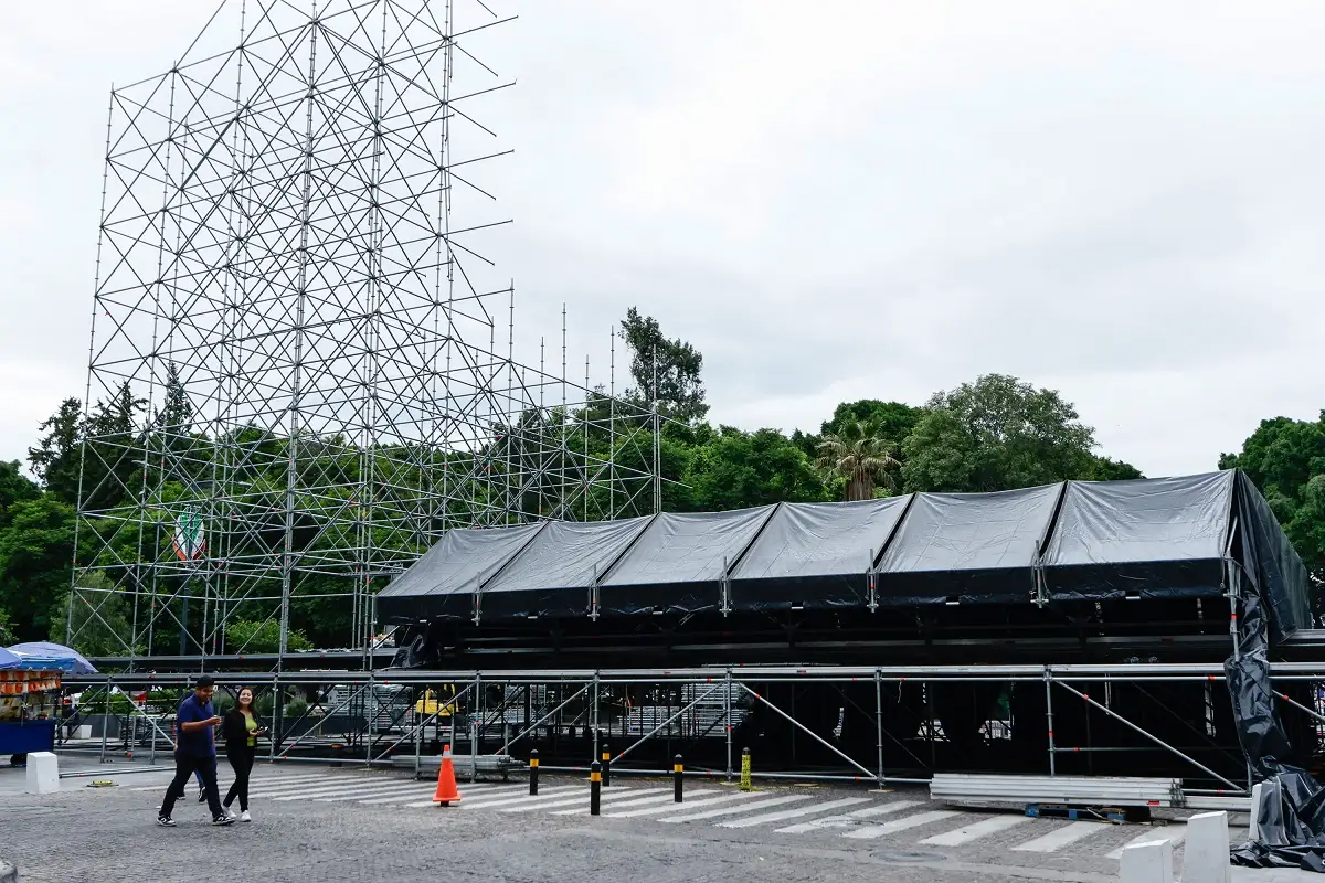 Inicia la colocación del escenario de Julión Álvarez en el Paseo Bravo