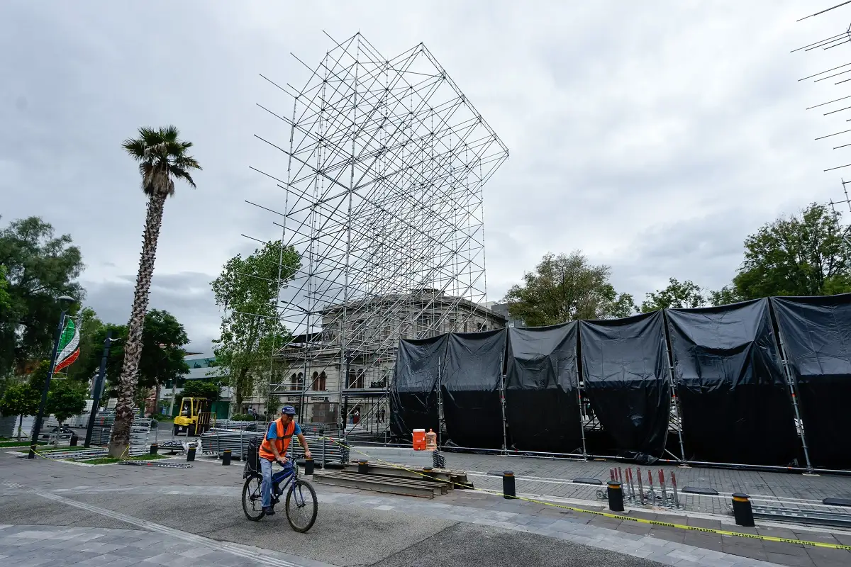 Inicia la colocación del escenario de Julión Álvarez en el Paseo Bravo