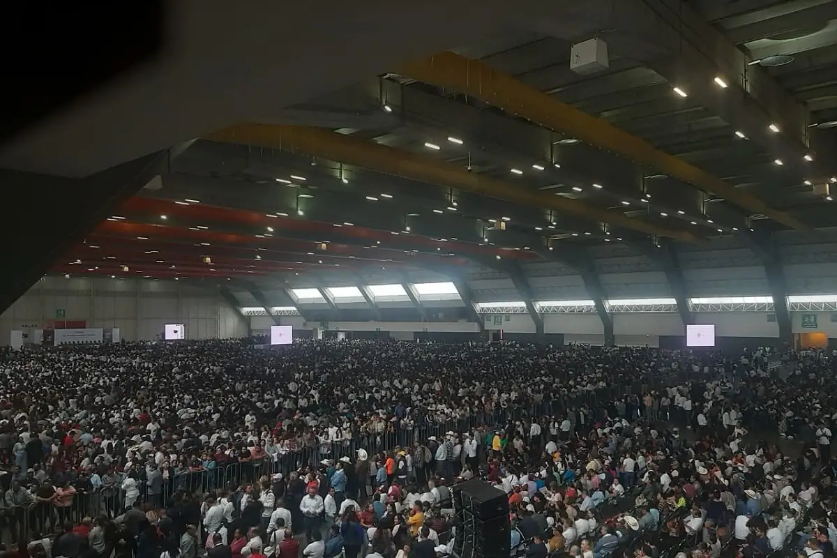 La presidenta Claudia Sheinbaum es recibida por más de 35 mil poblanas y poblanos en su Informe Regional