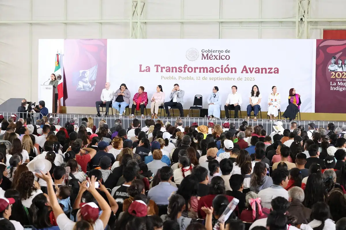 La presidenta Claudia Sheinbaum es recibida por más de 35 mil poblanas y poblanos en su Informe Regional