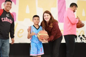 Leyendas del básquetbol comparten su historia con niñas y niños de Zacatlán nunca se rindan