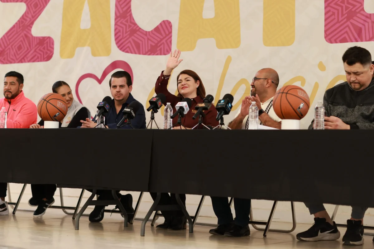 Leyendas del básquetbol comparten su historia con niñas y niños de Zacatlán nunca se rindan