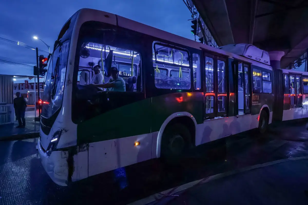(VIDEO) Madre salva a su bebé en accidente de RUTA en la CAPU; usuarios denuncian abandono 1 Madre salva a su bebé en accidente de RUTA en la CAPU