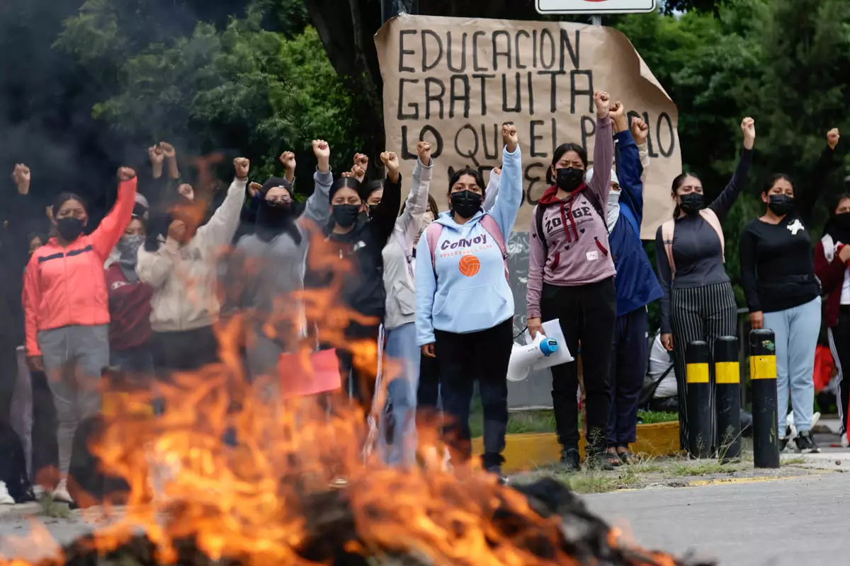 Manifestacion normalistas de Teteles bulevard 5 de mayo 3
