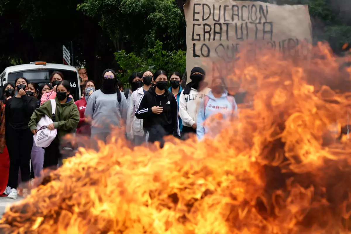 queman unidad de RUTA en el bulevar 5 de Mayo