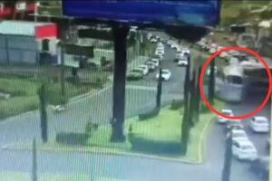 Momento exacto en que tren embiste a autobús en Atlacomulco