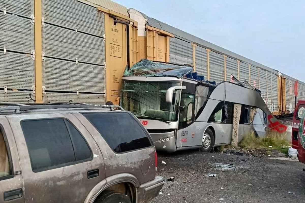 Momento exacto en que tren embiste a autobús en Atlacomulco 2 Momento exacto en que tren embiste a autobús en Atlacomulco