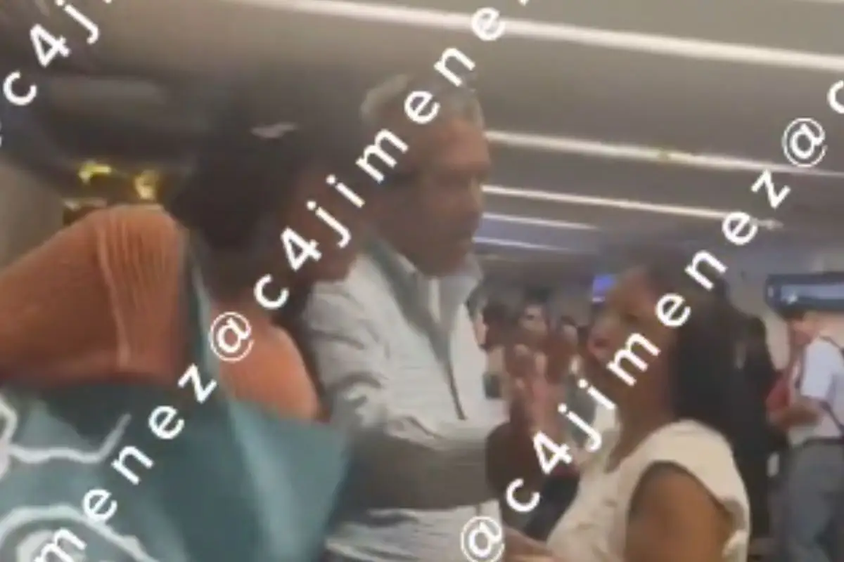 "Te dije que ibas a valer, para eso les pagan gatos”: Mujer golpea a policía en el Metro de la CDMX (VIDEO) 1 Mujer golpea a policía en el Metro de la CDMX (VIDEO)