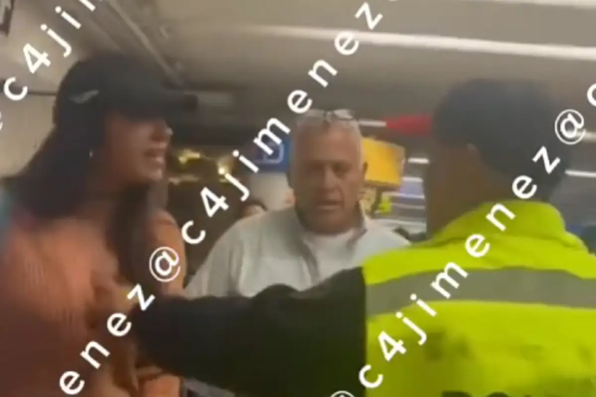 Mujer golpea a policía en el Metro de la CDMX (VIDEO)