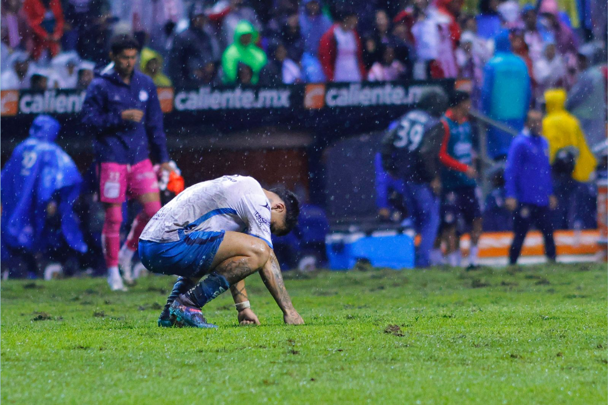 No acaba la pesadilla- Puebla cae 2-0 ante Chivas con la cancha dañada del Cuauhtémoc 2