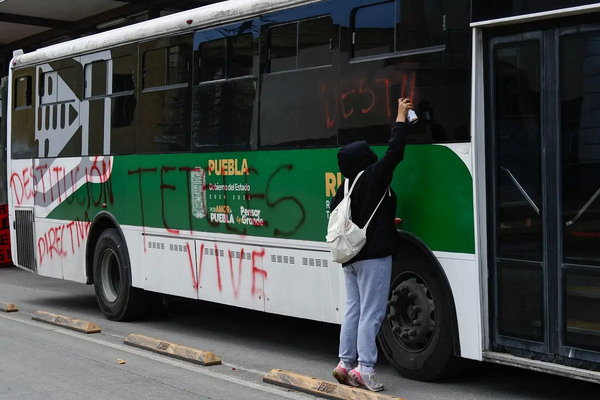 Normalistas de Teteles desquician la ciudad de Puebla