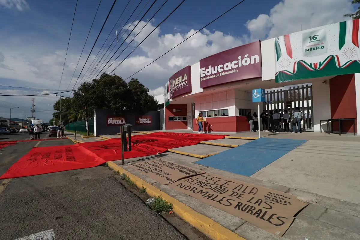 Normalistas de Teteles irrumpen en la SEP por la fuerza