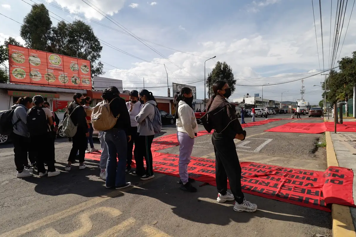 Normalistas de Teteles irrumpen en la SEP por la fuerza; captan a una mujer armada afuera 1 Normalistas de Teteles irrumpen en la SEP por la fuerza