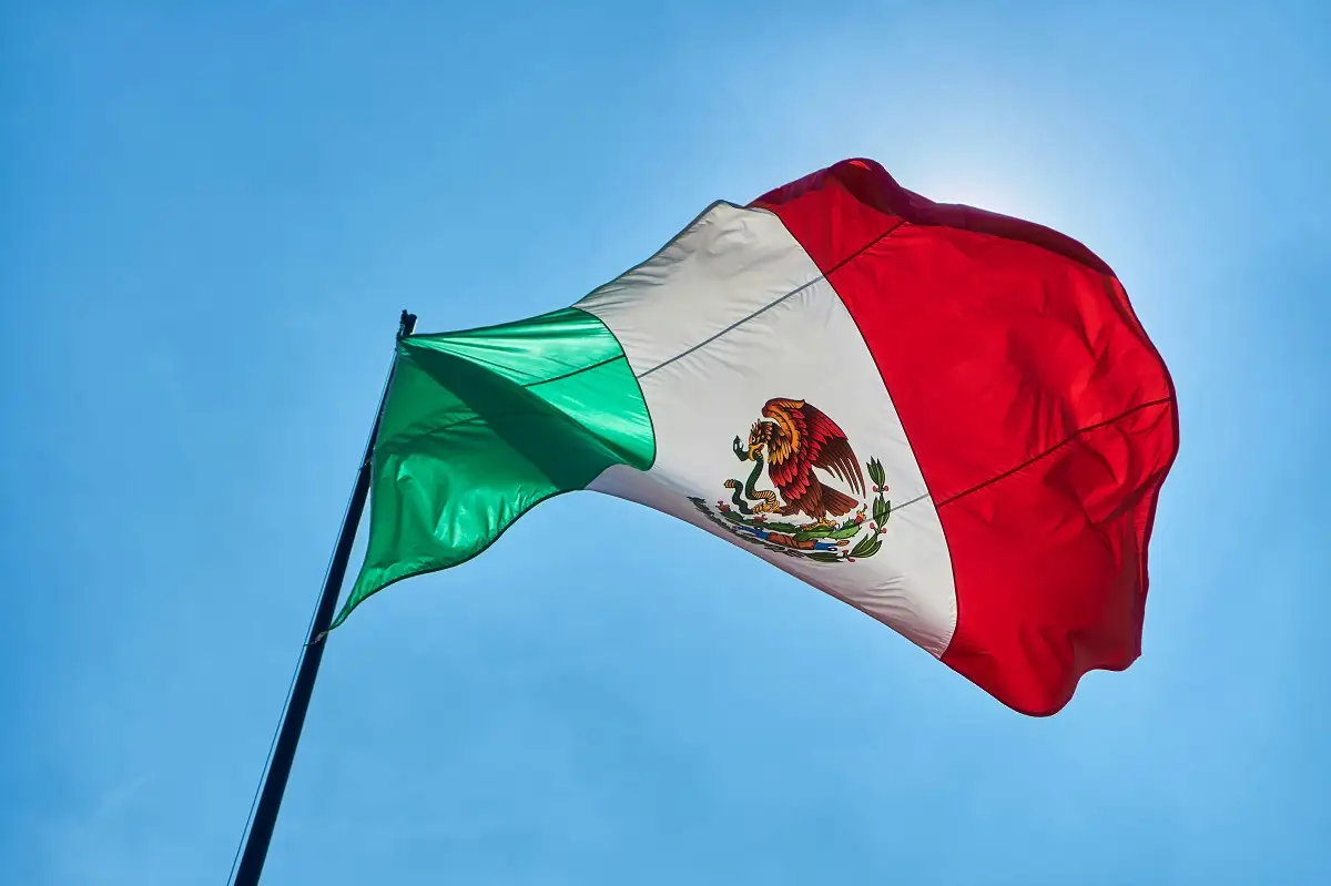 Proponen hasta cinco años de cárcel por cantar mal el Himno Nacional en México