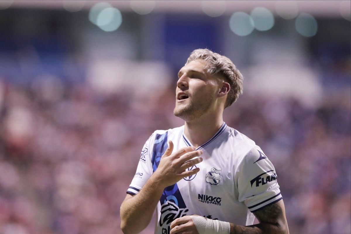 Puebla contra chivas emiliano gomez