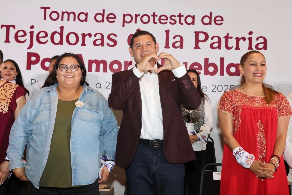 Puebla primer estado en crear la red de Mujeres Tejedoras de la Patria