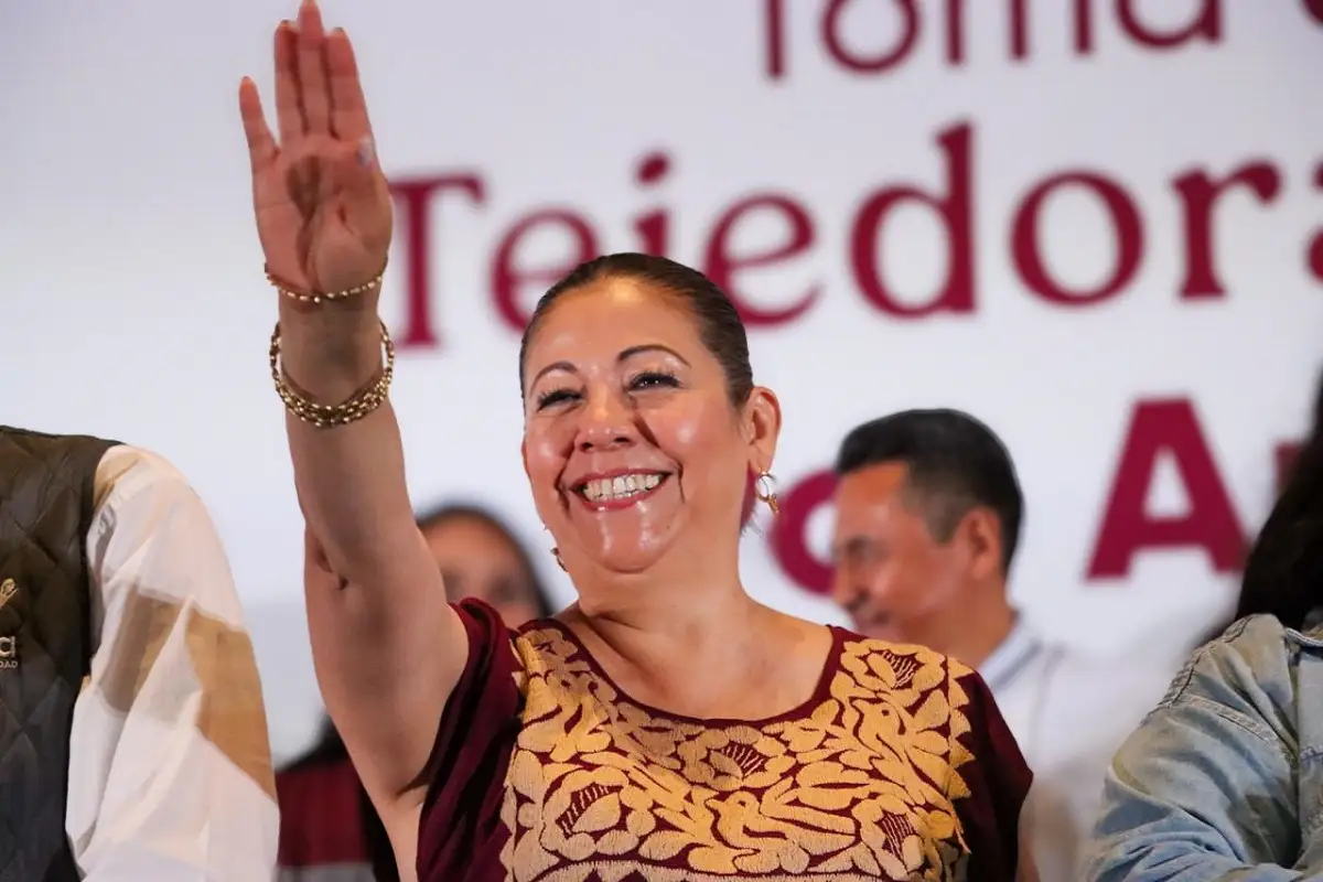 Rinde protesta Laura Artemisa García como Tejedora de la Patria
