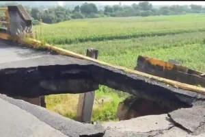 Se abre socavón en el bulevar Aeropuerto en Huejotzingo