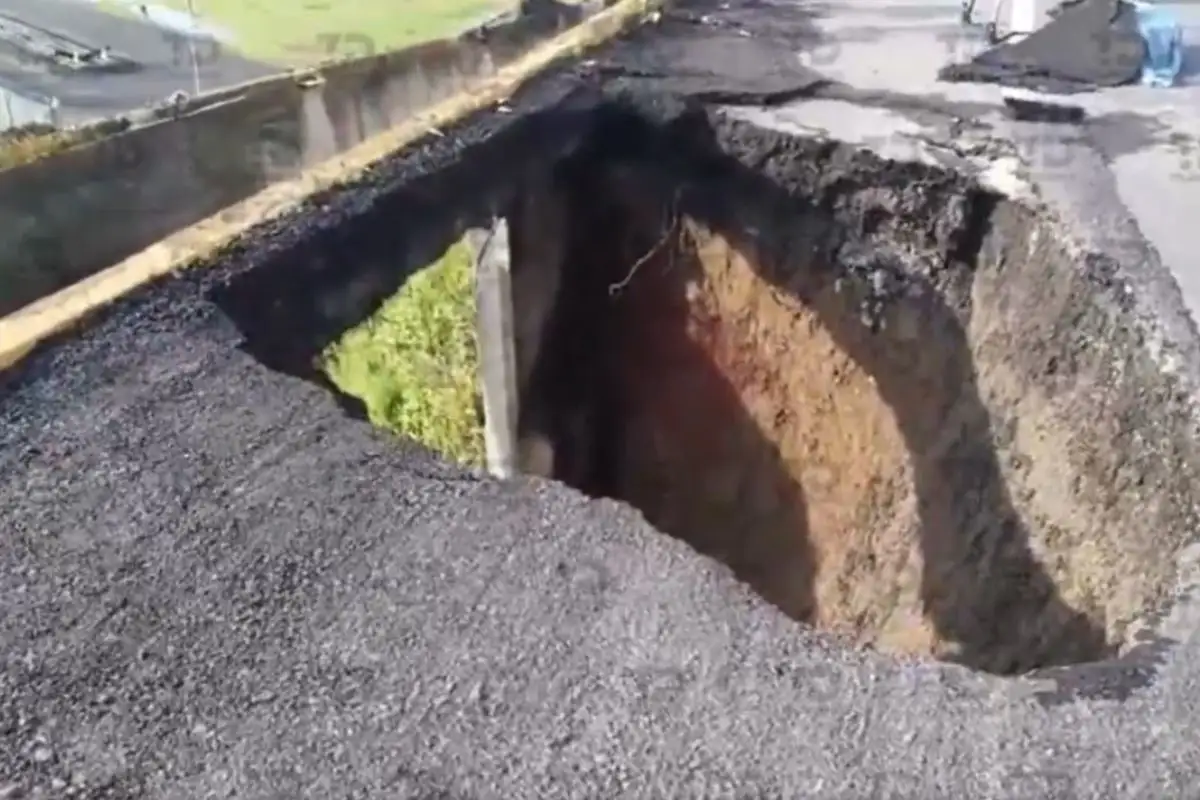 Se abre socavón en el bulevar Aeropuerto en Huejotzingo