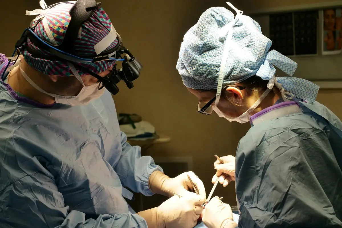 Seis años de cárcel por cirugías estéticas en menores de edad pide el Verde Ecologista en Puebla