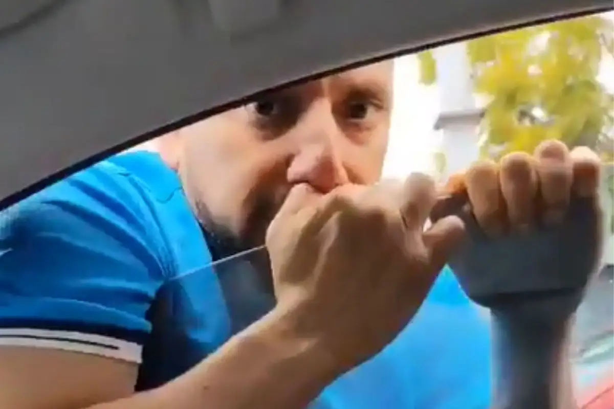 Sujeto se cuelga de la ventanilla de un auto en el Parque Ecológico de Puebla