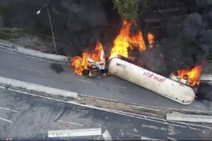 Suman seis muertos tras explosión de una pipa de gas en Iztapalapa