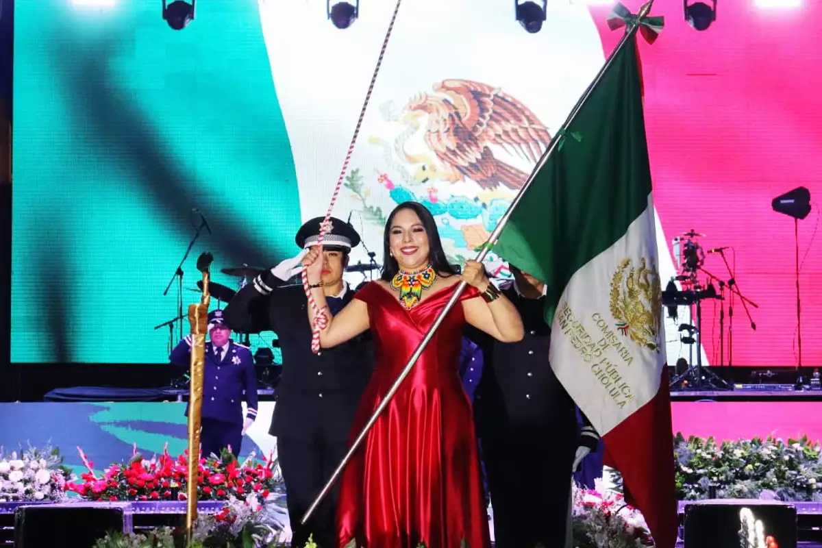 Tonantzin Fernandez encabeza el Grito de Independencia en San Pedro Cholula 1