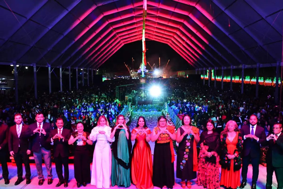 Tonantzin Fernandez encabeza el Grito de Independencia en San Pedro Cholula 3