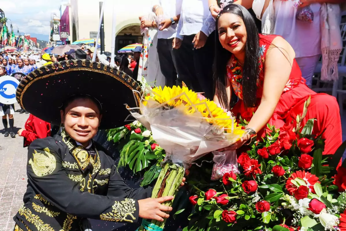 Tonantzin Fernandez lidera el tradicional Desfile de Independencia 3