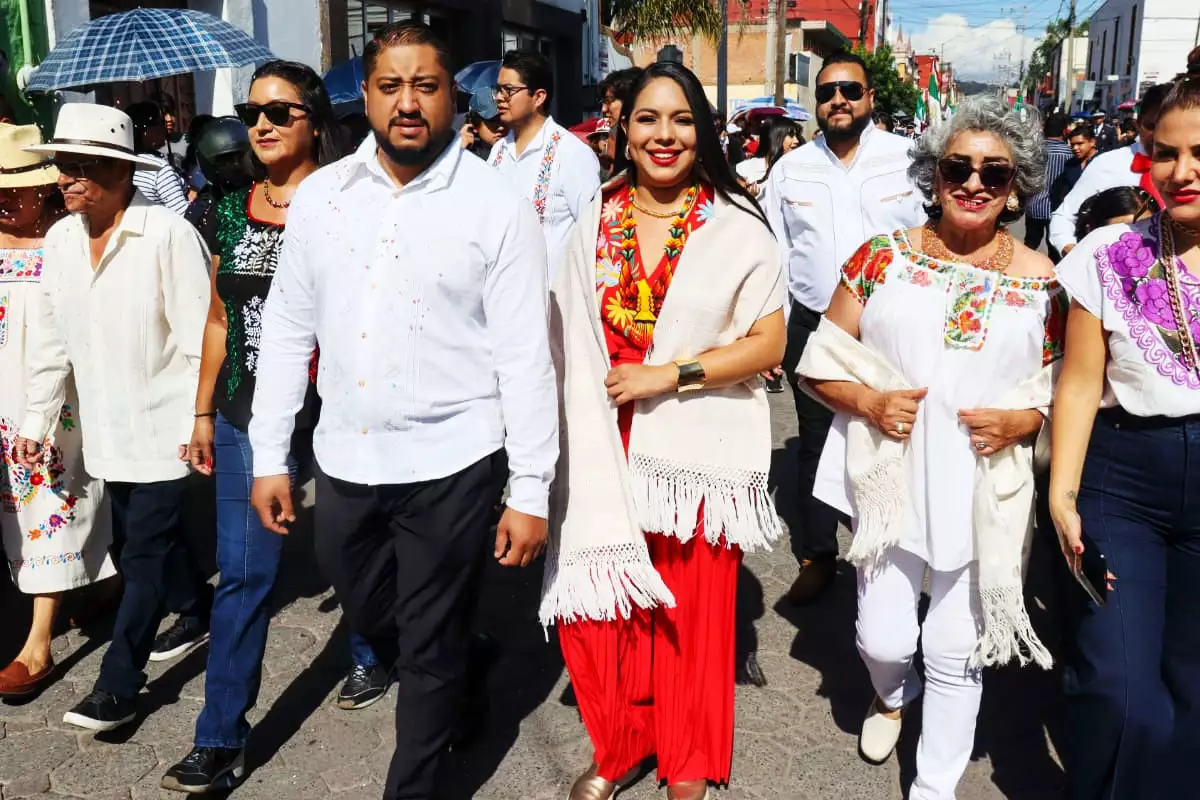 Tonantzin Fernandez lidera el tradicional Desfile de Independencia 6