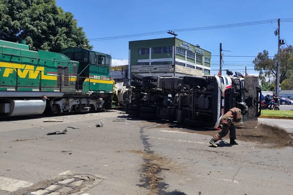 Tren embiste pipa vacía en Ecatepec; hay dos lesionados 2 Tren embiste pipa vacía en Ecatepec; hay dos lesionados