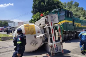 Tren embiste pipa vacía en Ecatepec; hay dos lesionados