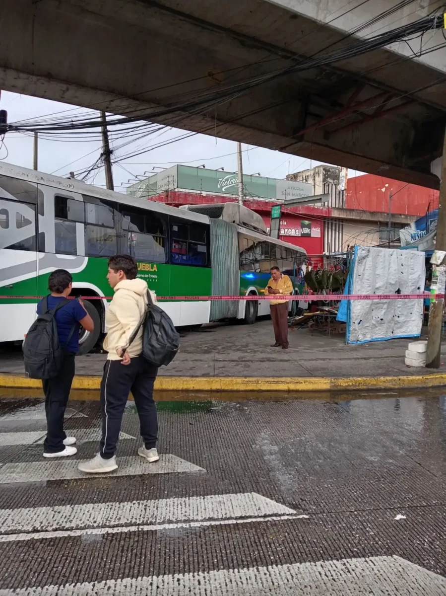 Unidad articulada de RUTA choca contra negocios en la CAPU; reportan heridos