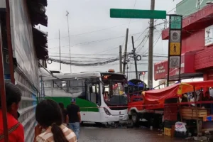 Unidad articulada de RUTA choca contra negocios en la CAPU; reportan heridos