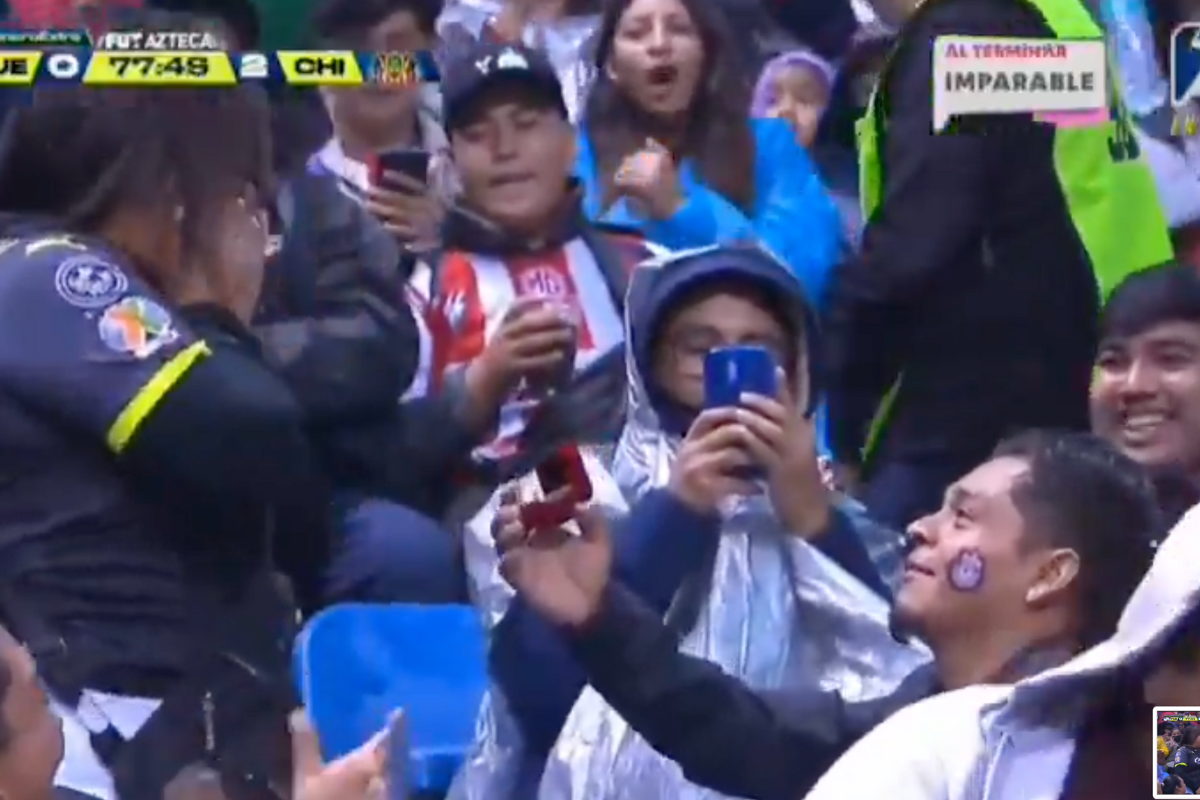 VIDEO- Pareja se compromete en el Puebla vs Chivas