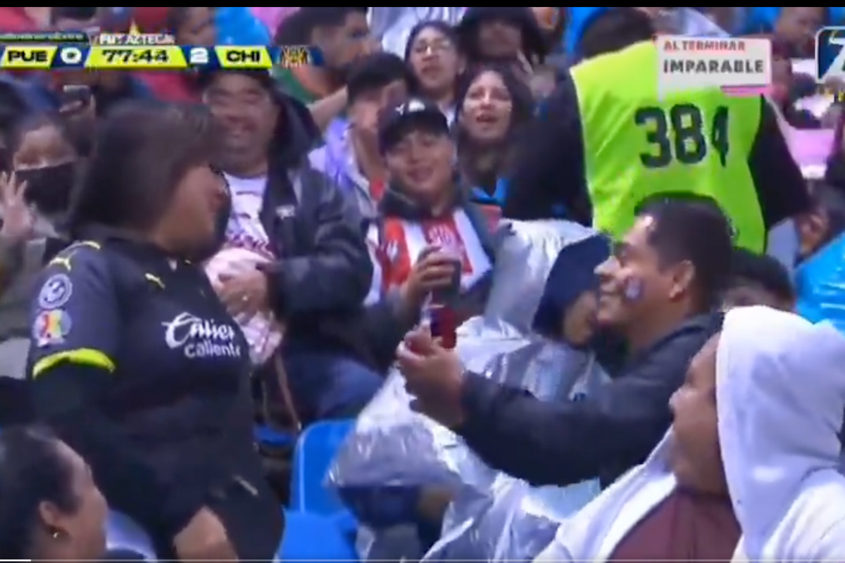 VIDEO- Pareja se compromete en el Puebla vs Chivas 1
